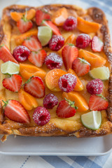 Käsekuchen mit sommerlichen Früchten