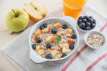 Joghurt mit Müsli und Beeren 