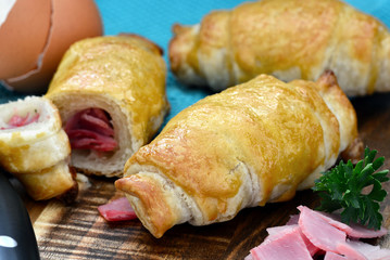 Cornetti al Prosciutto - Schinkengipfeli, Croissant mit Schinken, Nahaufnahme, Foodstyling