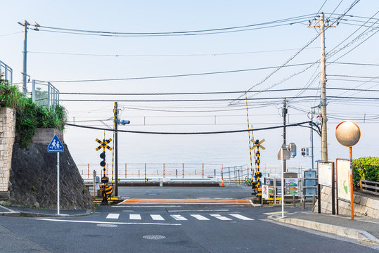 江ノ電 鎌倉高校前駅の踏切 Stock 写真 Adobe Stock
