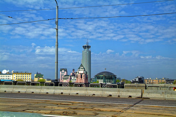 the road to the bridge over the Moscow river in the spring