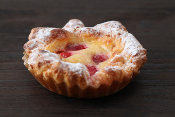 木のテーブルにのせたサワーチェリーのタルト ケーキ お菓子