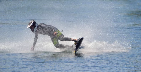 Fototapeten Motosurf-Konkurrent, der eine Kurve mit Geschwindigkeit nimmt und viel Spray macht. © harlequin9