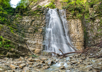 Obraz premium Mountain stream Manyavka flows down sedimentary rocks of the ancient sea in the Carpathians