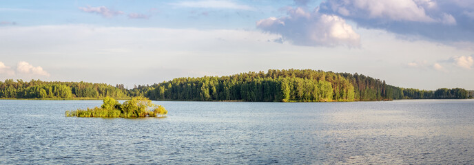 панорама летнего пейзажа на берегу озера, Рефтинское водохранилище, Россия, Урал, июль © 7ynp100