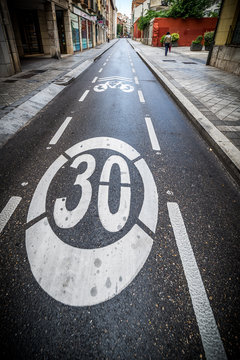 Vía para ciclistas con velocidad limitada a treinta
