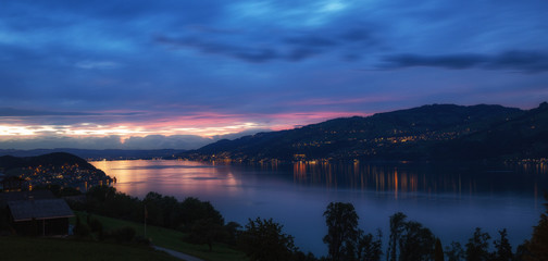 La nuit tombe sur le Lac de Thoune