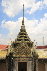 Fototapeta premium wat arun pagoda. Pagoda with detail decoration The temple of sun rise near Choapraya river, Bangkok, Thailand.