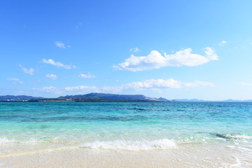 Fototapeta na wymiar 沖縄の青い海とさわやかな空
