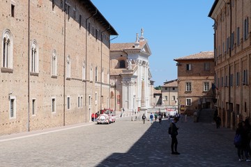 Urbino, Piazza Rinascimento in Richtung Piazza Duca Federico mit Dom