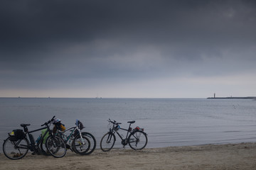 Fototapeta premium people on a beach on a cloudy rainy day 