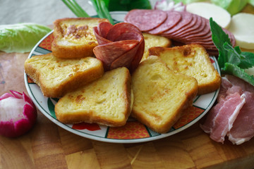 Toasted bread along with cheese and salt cooked for breakfast.