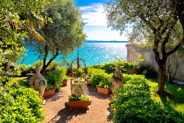Foto auf Acrylglas Mediterraner Park mit Blick auf den Gardasee © xbrchx
