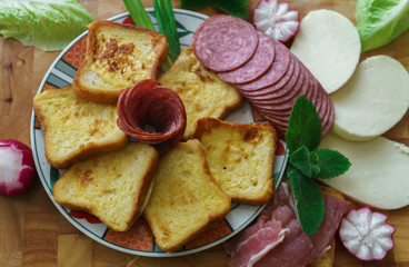 Toasted bread along with cheese and salt cooked for breakfast.