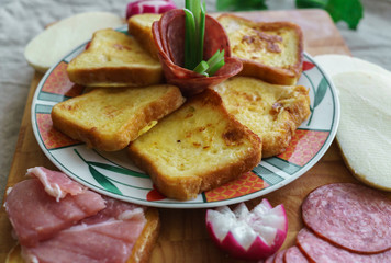 Toasted bread along with cheese and salt cooked for breakfast.