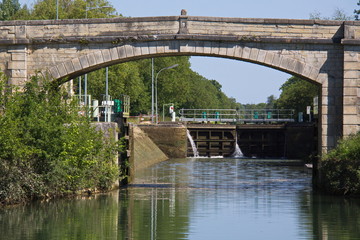 Schleuse und Br&uuml;cke auf Yonne in Burgund