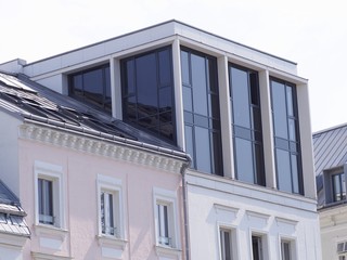 Urbane Luxuswohnung hoch über den Straßen der Stadt