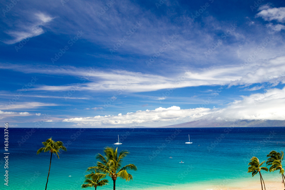 Sticker Blick über den Strand von Kaanapali Beach auf Maui über das Meer auf die Insel Molokai in Hawaii, USA.