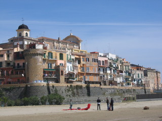 Fototapeta na wymiar Spiaggia cittadina di Nettuno in Italia. 