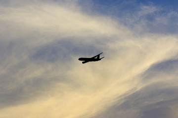 雲海を航行する飛行機