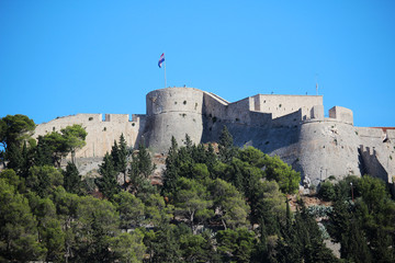 Fototapeta na wymiar View to the Castle in Hvar from promenade, Croatia 