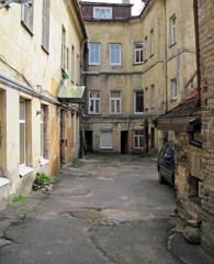 Fototapeta na wymiar A small courtyard of an old house