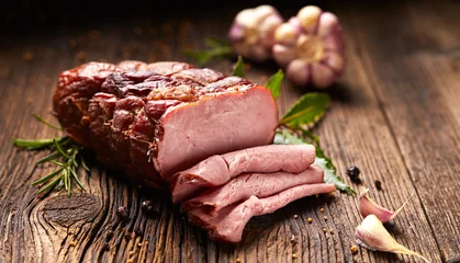 Fotobehang Vlees Gerookte ham gesneden op een houten plank