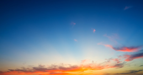 Naklejka premium orange clouds and blue sky at dusk