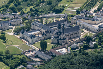 Fototapeta na wymiar Vue aérienne de l'abbaye de Fontevraud en France
