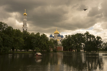 Fototapeta na wymiar Территория Николо-Угрешского монастыря в Дзержинском.