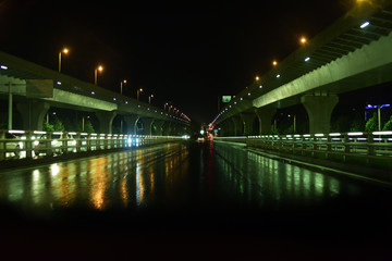 Obraz premium Night, road lamp lights and road in rain