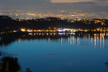 Naklejka premium Panorama del Lago di Albano di notte