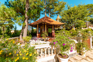 Obraz premium Old Temples in Da Lat, Vietnam. Linh Son pagoda