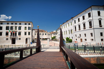 Fototapeta na wymiar Treviso / View of the historical architecture and river channel.