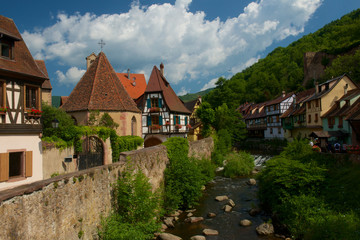 Fototapeta na wymiar Kaysersberg, avec ses nombreuses maisons à colombages, son beau centre historique et son château impérial (Kaysersberg signifie la montagne de l'Empereur) en ruine dominant la ville, possède un charme