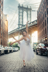 Obrazy na Szkle  Elegancka tancerka baletowa kobieta tańczy balet w mieście