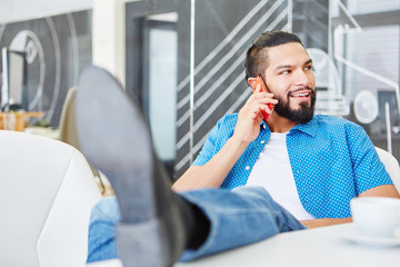 Junger Mann mit Mobiltelefon