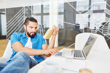 Junger Mann arbeitet als Programmierer