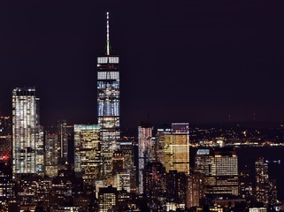 Fototapeta premium Wieża Wolności, dzielnica finansowa i nocna panorama centrum Manhattanu.