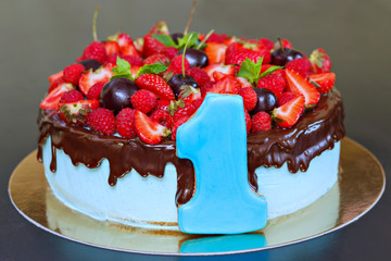 Cake with fresh fruit and gingerbread as a unit