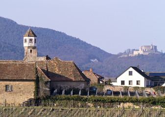 Kloster Heilsbruck mit dem Hambacher Schloss im Hintergrund