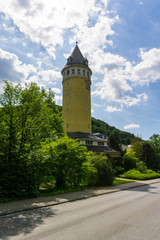 Fototapeta na wymiar Quellenturm in Bad Ems bei blauen Himmel mit wolken wolke