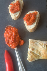 Ajvar und Weißbrot