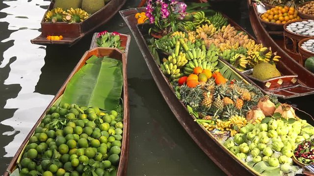 Damnoen saduak floating market is famous in Thailand and sights and sale of vegetables, fruits and desserts.