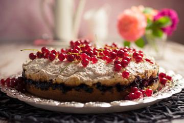 Traditioneller Johannisbeerkuchen auf Tortenplatte