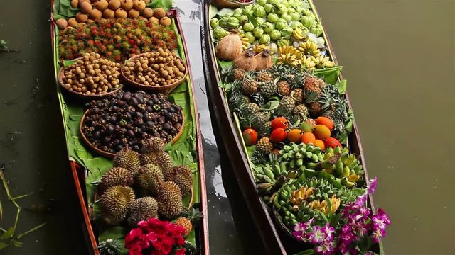 Damnoen saduak floating market is famous in Thailand and sights and sale of vegetables, fruits and desserts.