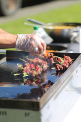 Cuire les brochettes a la plancha