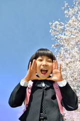呼びかける新一年生の女の子(桜)