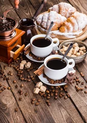 Fototapete Cafe Frühstück mit Kaffee und Croissants auf dem Tisch