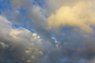 Fototapeta na wymiar Evening sky after the rain, Many shades in the clouds. Beautiful sky in Cumulus clouds..